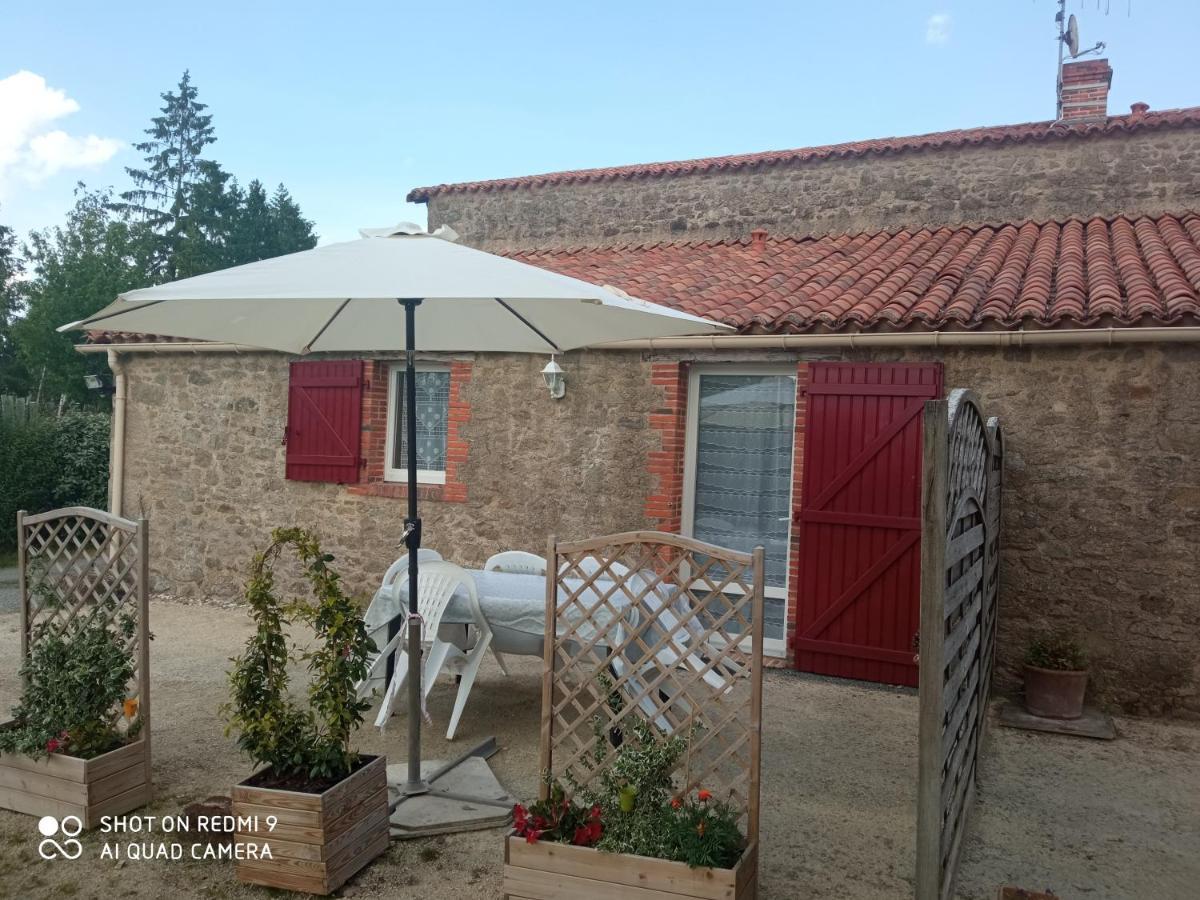 Les Trois Geais Bed & Breakfast Les Épesses Dış mekan fotoğraf